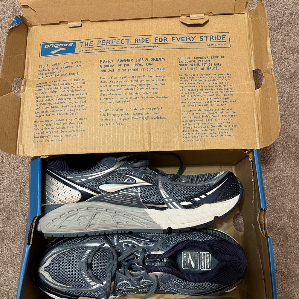 Brand New in Box Brooks Addiction 11 Men's Running Shoes - Black and Gray